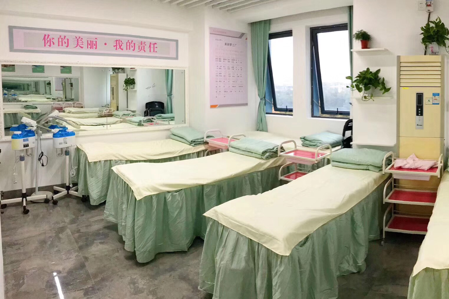 南宁吉宣亚美容美发化妆培训_学校教室