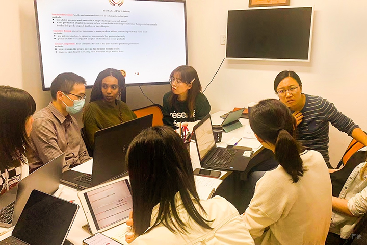 老师监督与鼓励学员学习