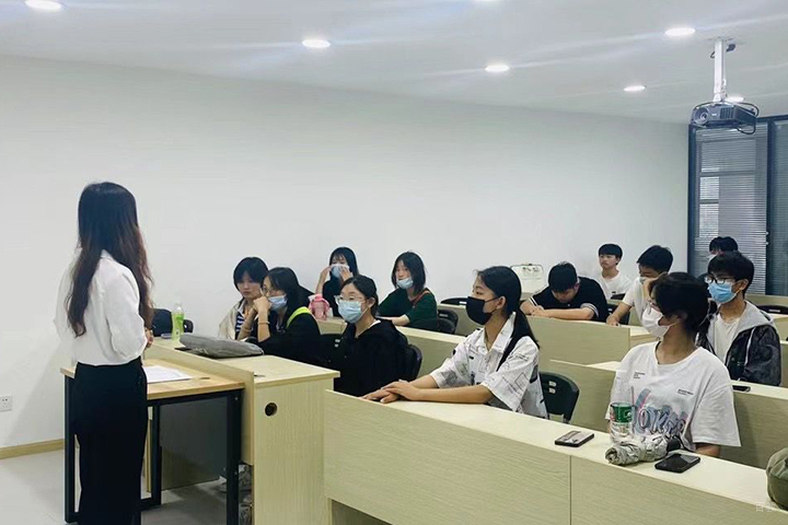 成都北大青鸟_老师上课中