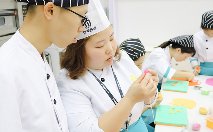 广州优美西点烘焙学校优美西点烘焙师生互动