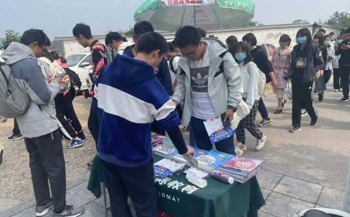 长沙新东方培训学校英语角