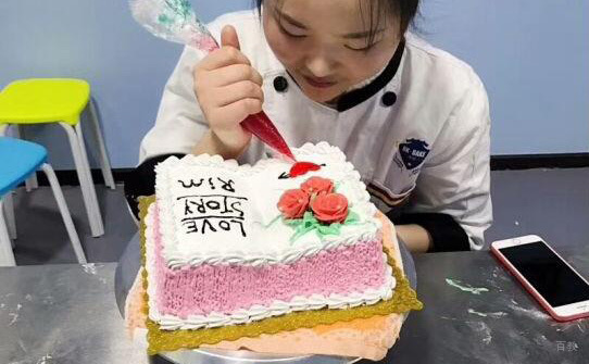 杭州港焙西点烘焙培训学校_认真学习