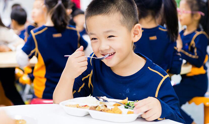 北京耀华国际教育学校吃饭环境