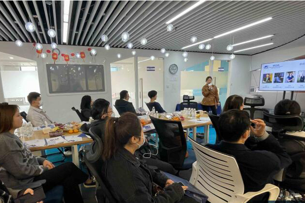 北京明程国际教育_老师讲课中