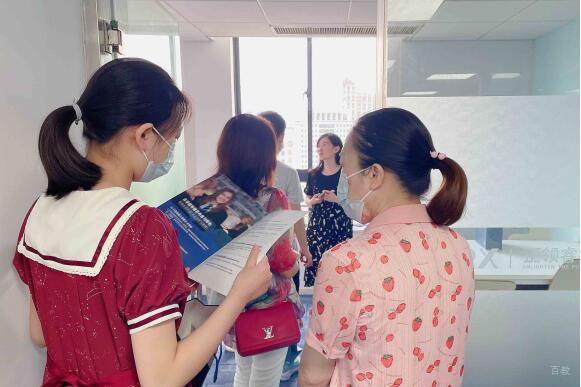 北京明程国际教育_老师讲课中