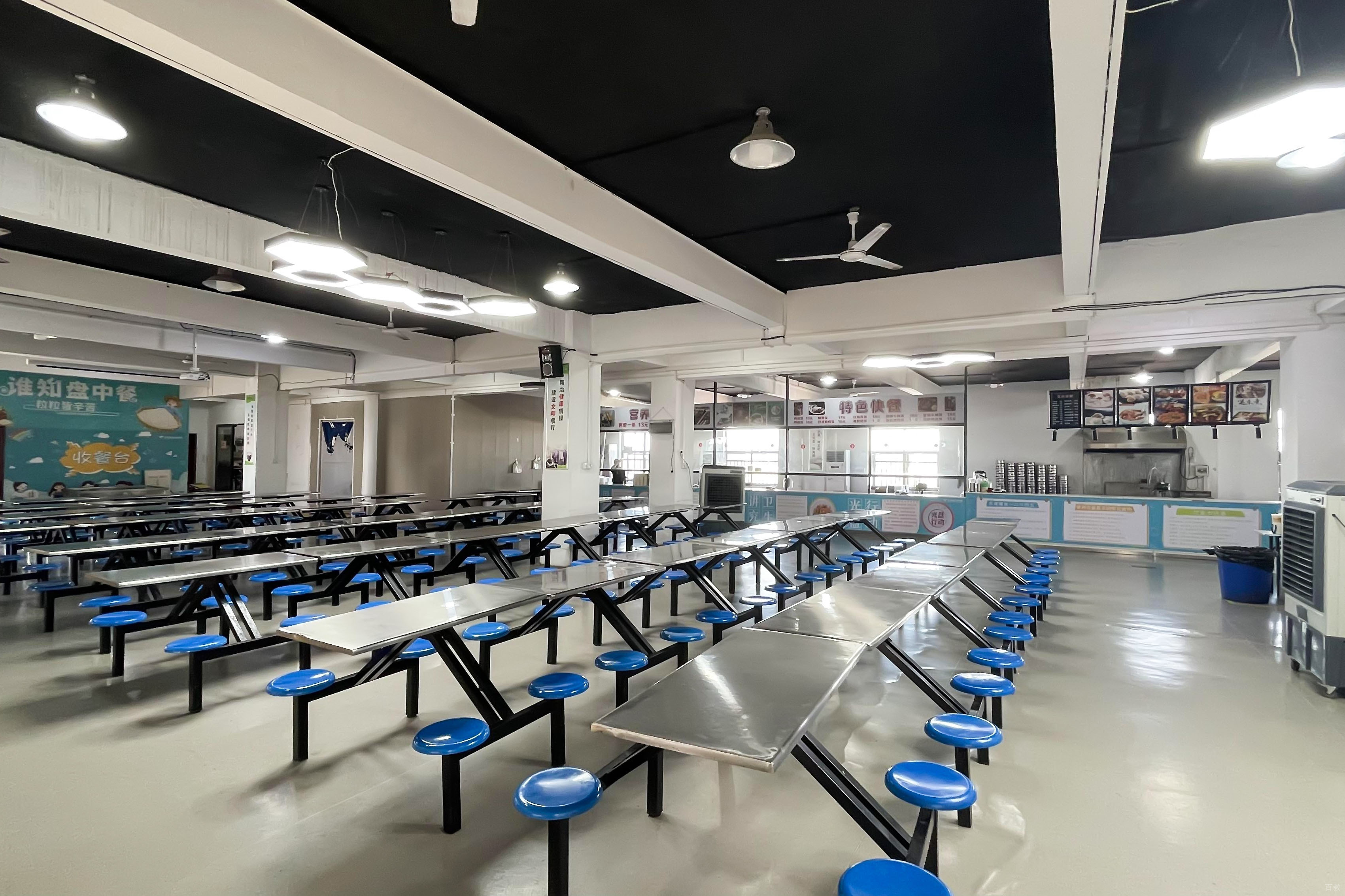 学校食堂环境