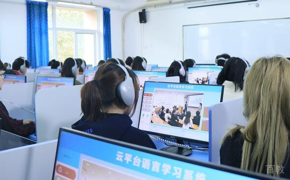 成都四川外国语大学成都学院_学员上课中