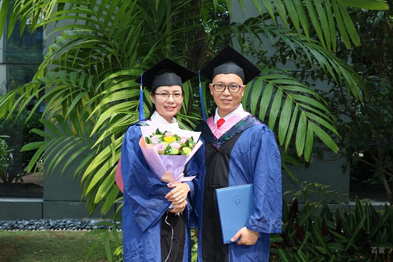 武汉香港亚洲商学院_学生合影