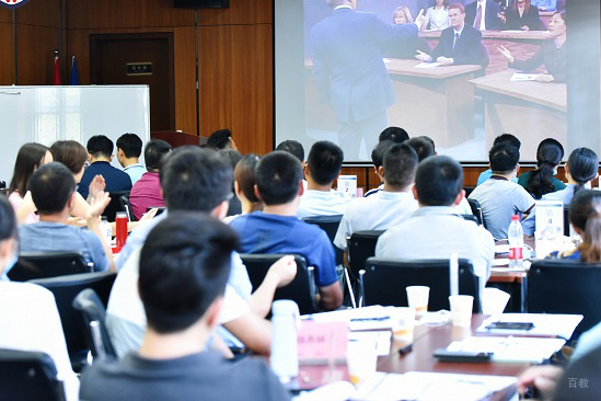 武汉香港亚洲商学院_上课中