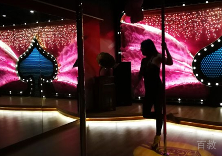 北京华翎舞蹈_学员钢管舞学习场景展示