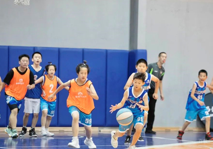 校区学员篮球课学习场景展示