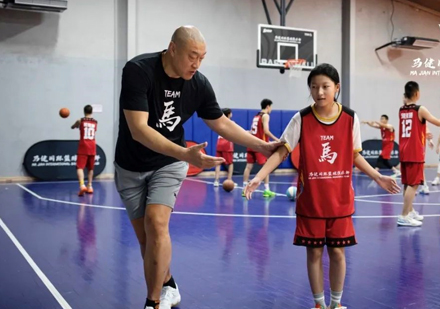 北京悦狮青少年篮球校区老师篮球技能教学