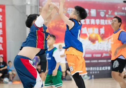 北京悦狮青少年篮球_校区学员篮球课学习场景