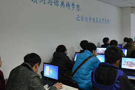 上海乐博软件测试培训学校_认真的学生