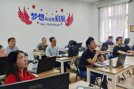 武汉绿洲同济教育_校区学员上课场景展示