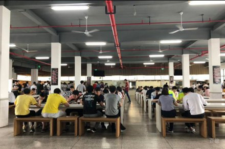 武汉绿洲同济教育_校区学员课堂上课场景展示