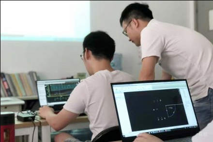 武汉绿洲同济教育_校区学员学习场景展示