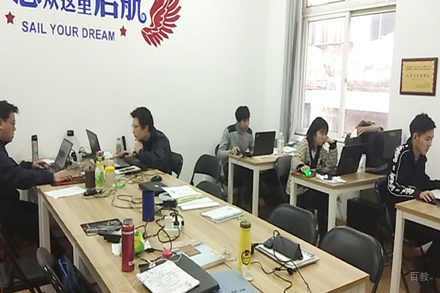 武汉绿洲同济教育_校区学员学习场景展示