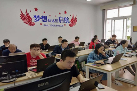 武汉绿洲同济教育_校区学员上课场景展示