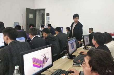 武汉绿洲同济教育_校区老师授课场景展示