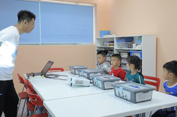 深圳VIPCODE少儿编程_学生老师互动课堂氛围
