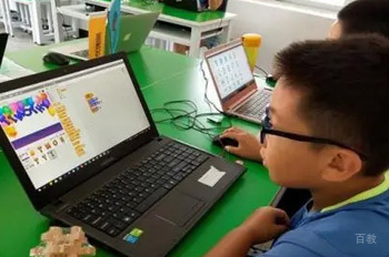 深圳极客晨星少儿编程_孩子专注上课