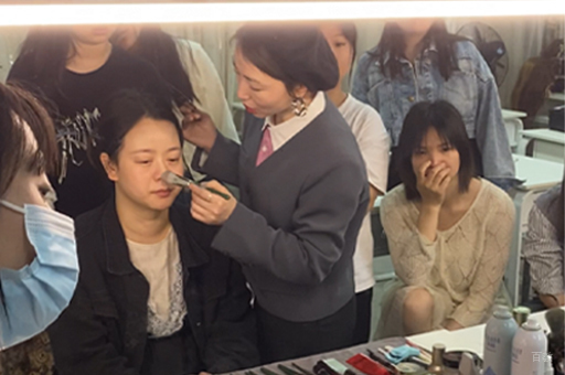 武汉力唯形象设计_学校学员上课场景展示