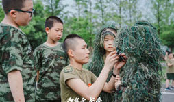 苏州文武堂教育_试穿吉利服
