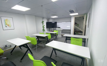 广州新际留学_教室整洁干净