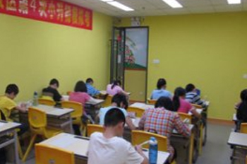 广州学大中高考复读学校学员自习中