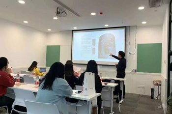 深圳新课堂国际教育_给学员上课