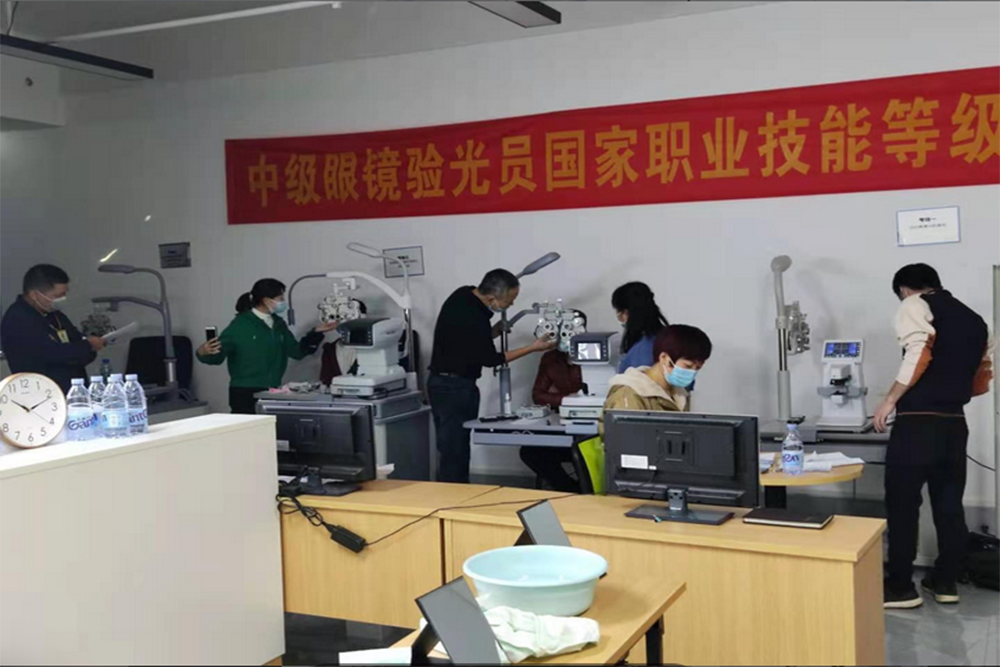 南宁立可明眼镜职业培训学校_教学工具检查