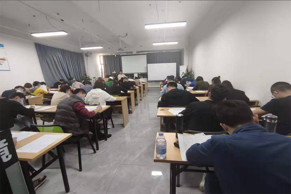 南宁立可明眼镜职业培训学校_学员听课