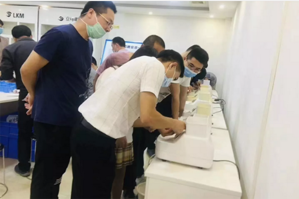 南宁立可明眼镜职业培训学校_学员动手实练