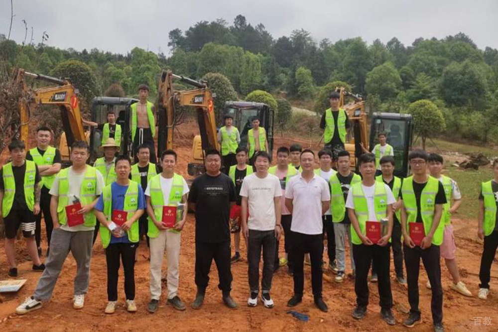 长沙汇雅挖机叉车培训学校_学员合影