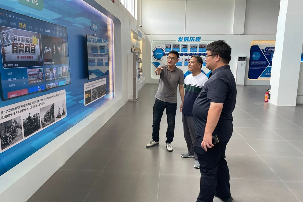 长沙粤嵌教育_企业合作人参观