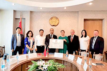 大连大学国际教育中心_教师合照