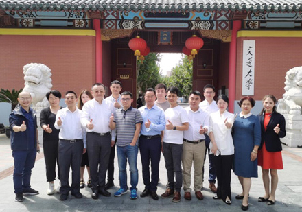 武汉轻舟教育_校区报名学员合影