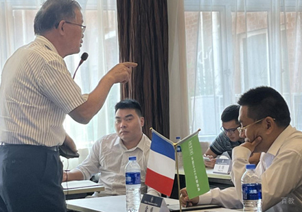 武汉轻舟教育_校区老师授课场景展示