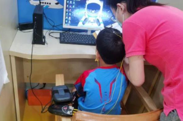 苏州竞思教育老师给学生测试脑电波
