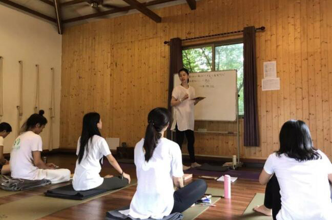 厦门树瑜伽培训学院_老师上课照片