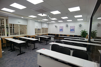深圳新东方国际教育_教室明亮