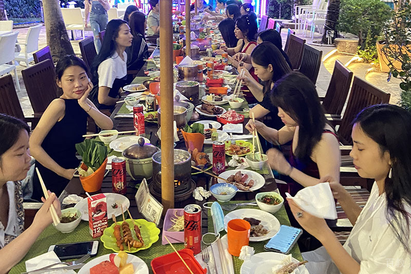 北京慧行小鸥留学_员工聚餐