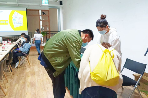 武汉艾米熊儿童康复中心_校区家长报名场景展示