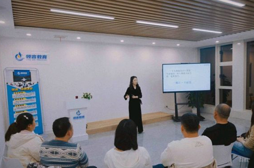 校区老师授课场景展示