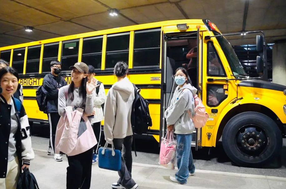 学生抵达学校