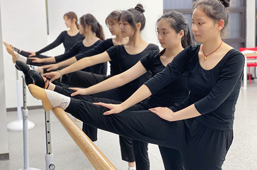 武汉思乐学传媒校区学员舞蹈课上课场景展示