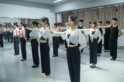 武汉思乐学传媒_校区学员舞蹈课上课场景展示