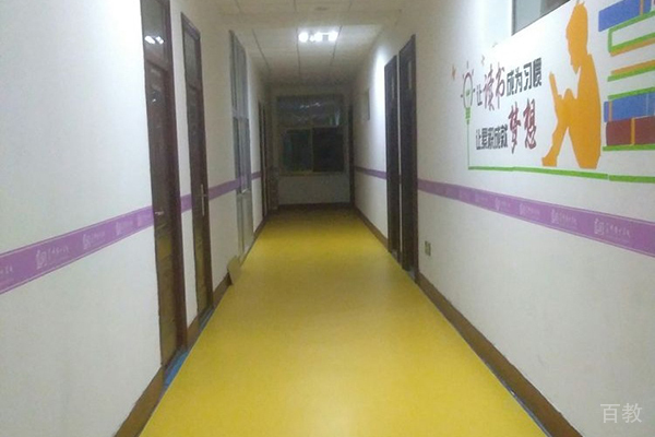 兰州菁华补习学校_教室走道