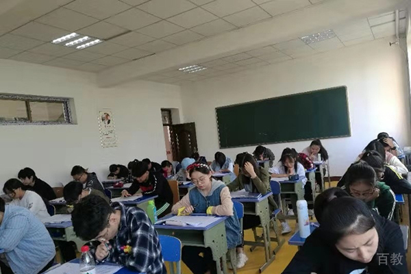 兰州菁华补习学校_学生测试现场